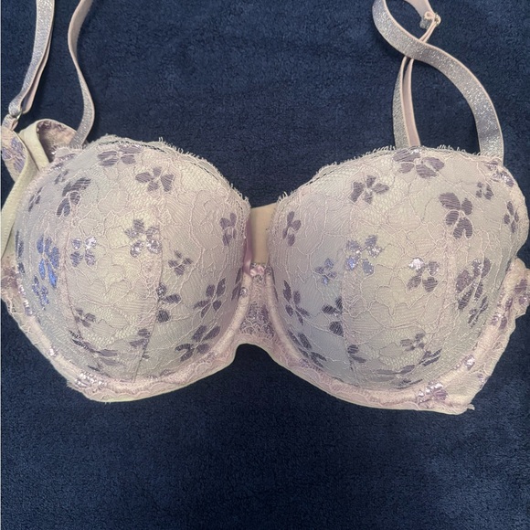 Four very pretty bras two lightly lined , two unlineded - Picture 10 of 11